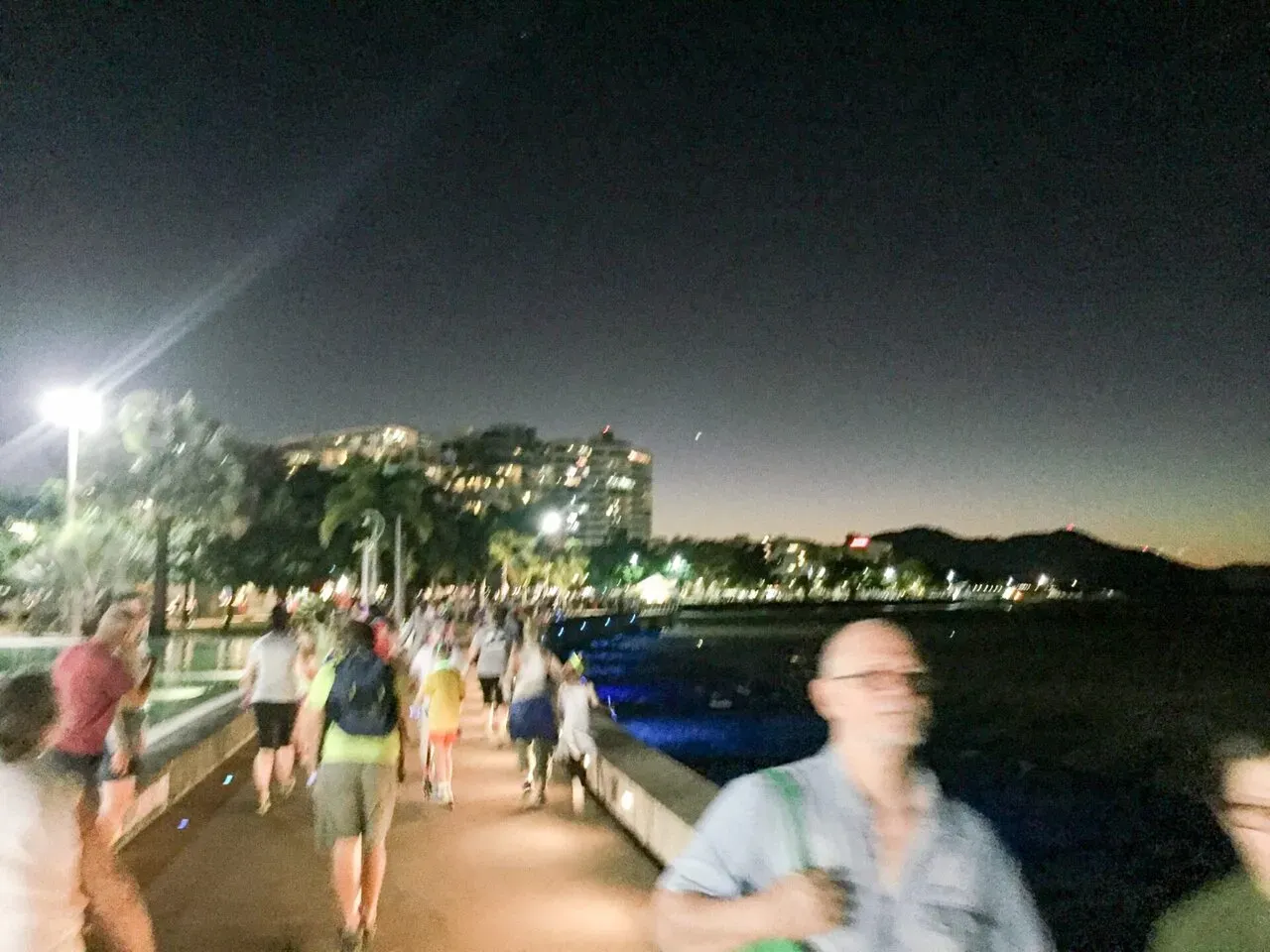 とりあえず、イベントやってる人の後を追う。