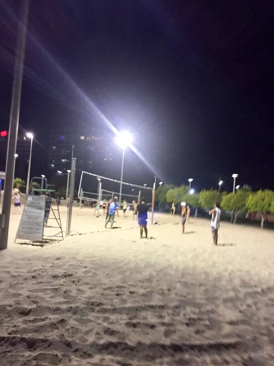 ビーチバレーしてる人