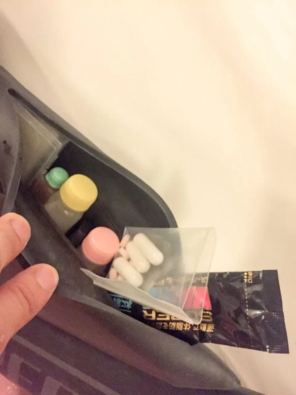 ホテルに帰って、バイクの準備。 後に、この弁当箱のふたをレース中に落とす。。。 中身はココナッツオイル、クエン酸カプセル、岩塩タブレット、練り梅、Super Vaam