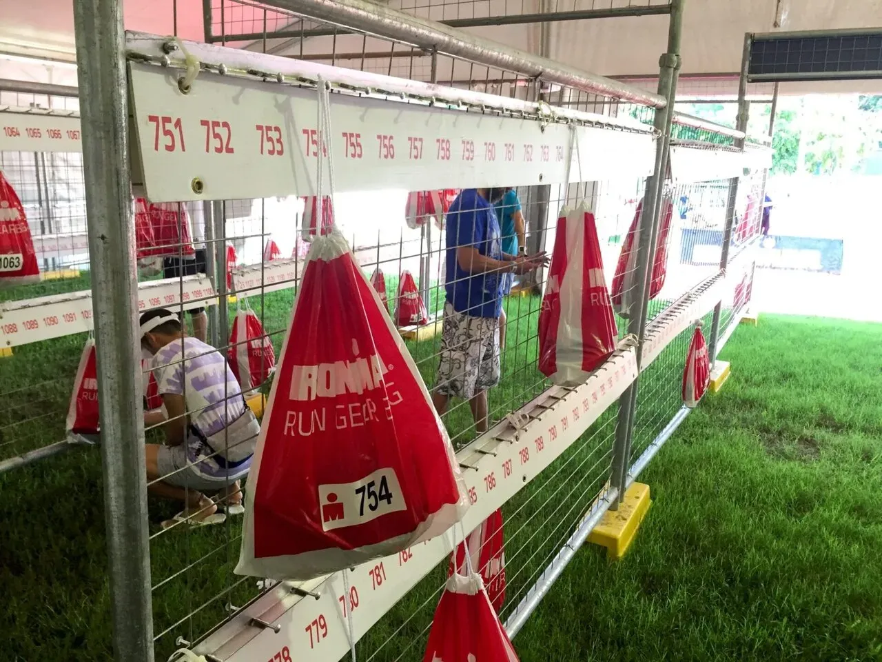 T1とT2が離れているため、問題があったら困るので、朝一でバッグを預けに行く。まだまだひとは少ない。