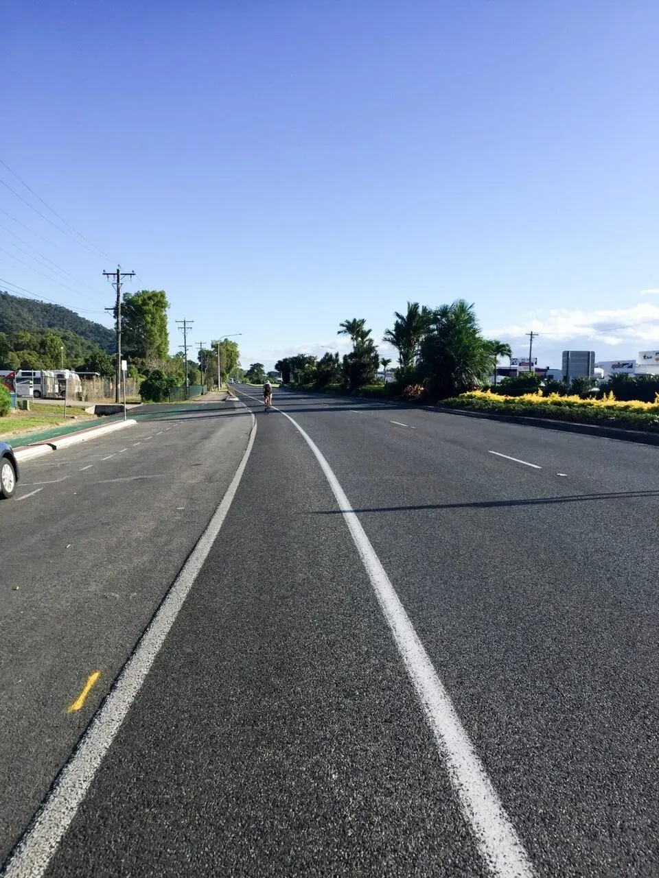 輸送用のバスに並ぶのは面倒なので30km先のT1まで自走で行きます。道が綺麗でとても広くて走り安いです。