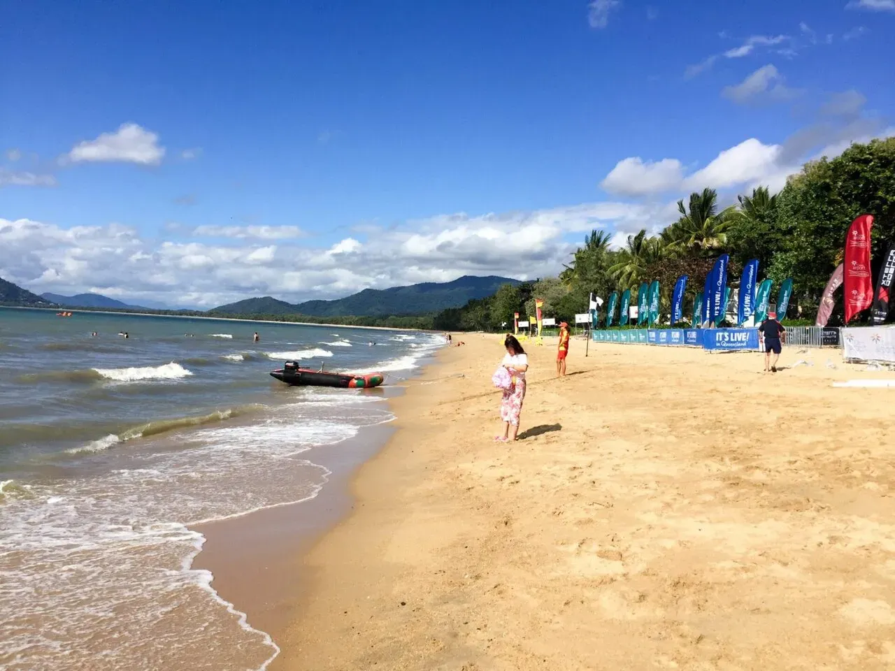水はちょっと冷たいけど、少し泳げば慣れるぐらい。