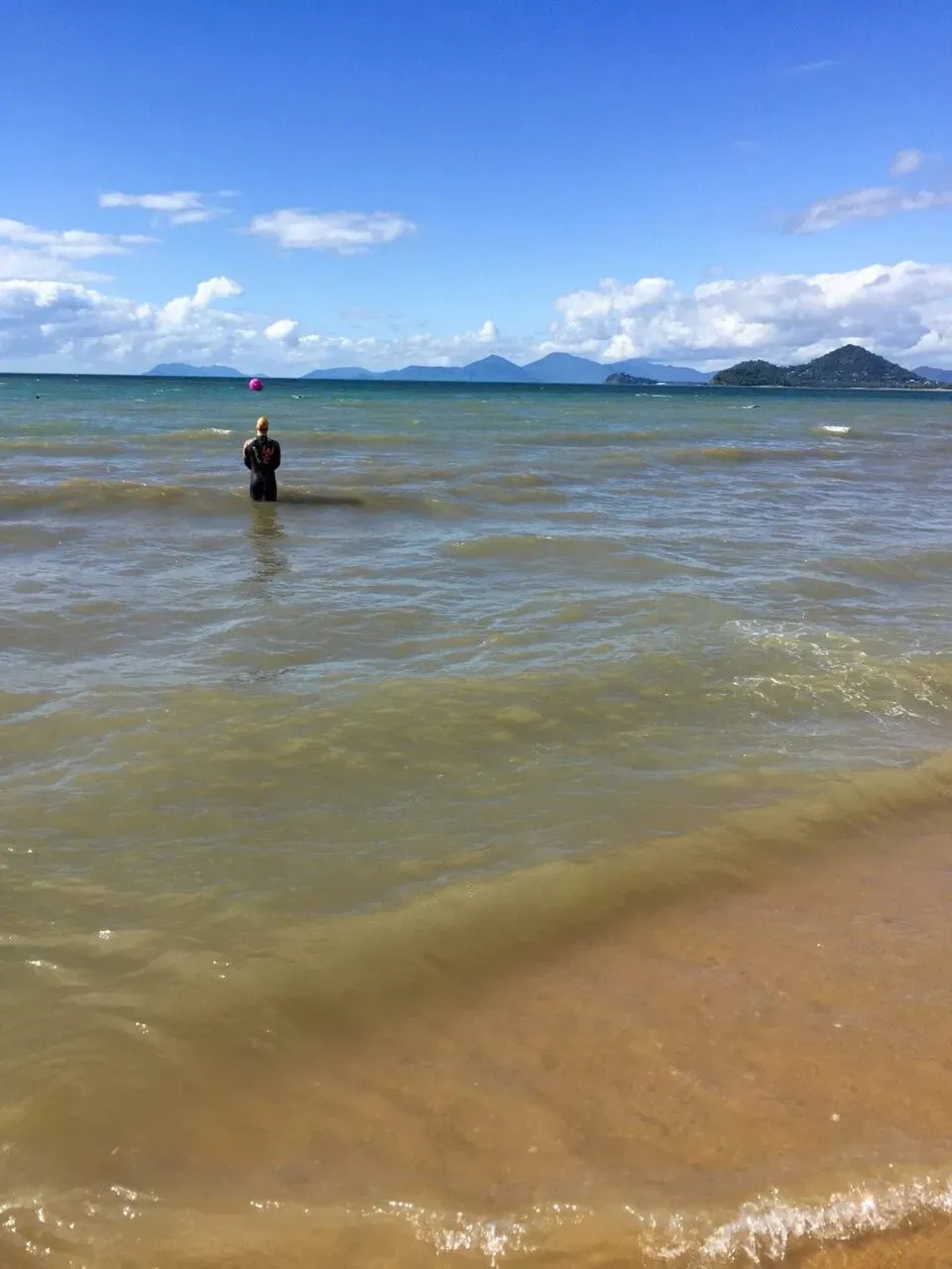 水は濁ってます。