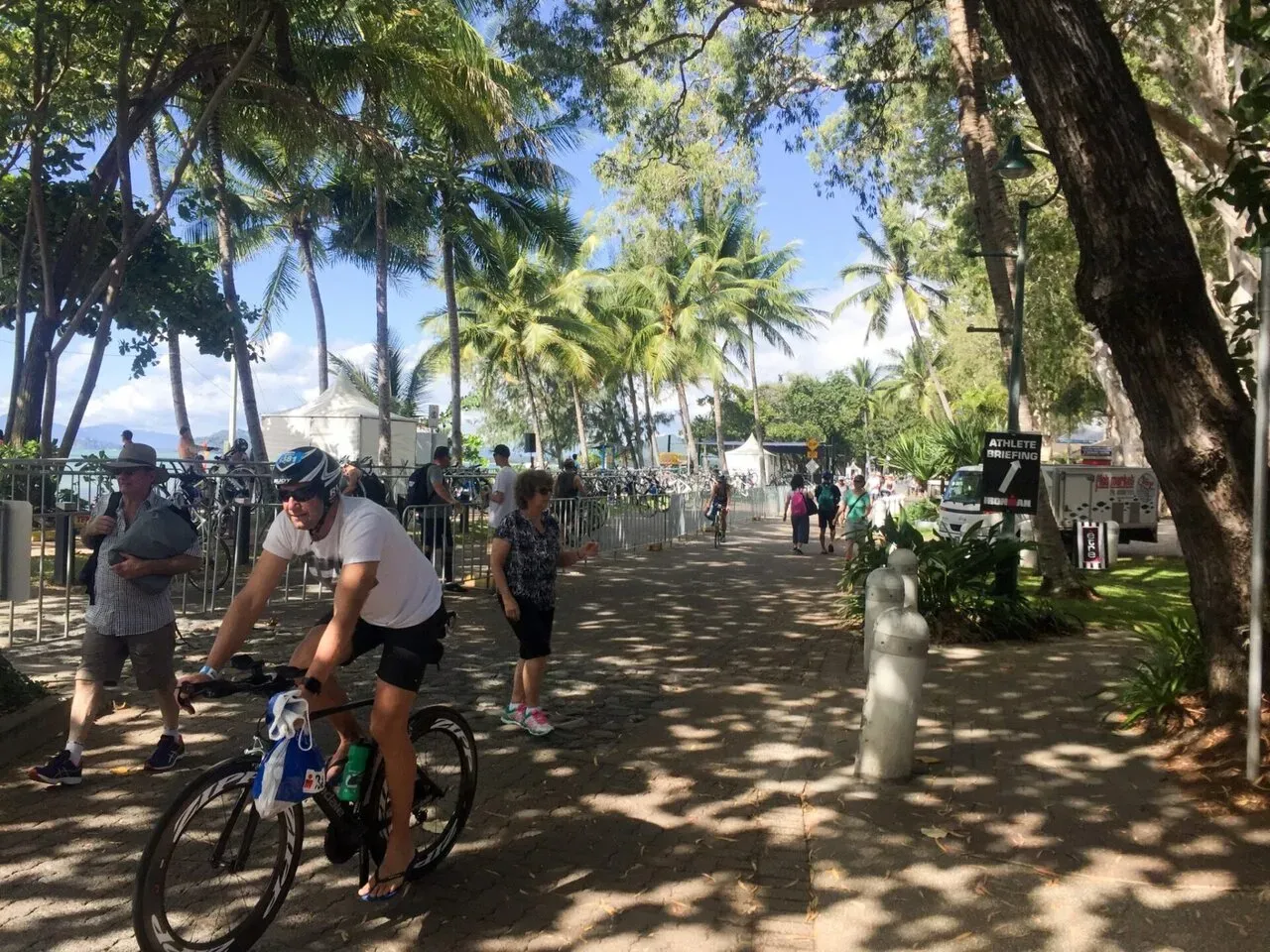 シャトルバスが30分に1本なので、暇です。