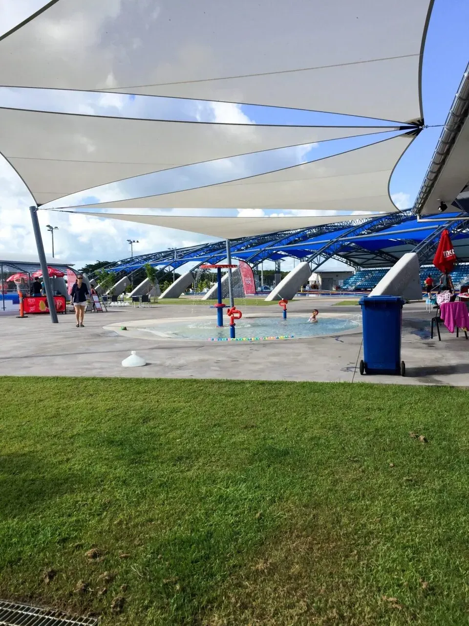 暇だから、最近全然泳いでいなかったのでプールへ