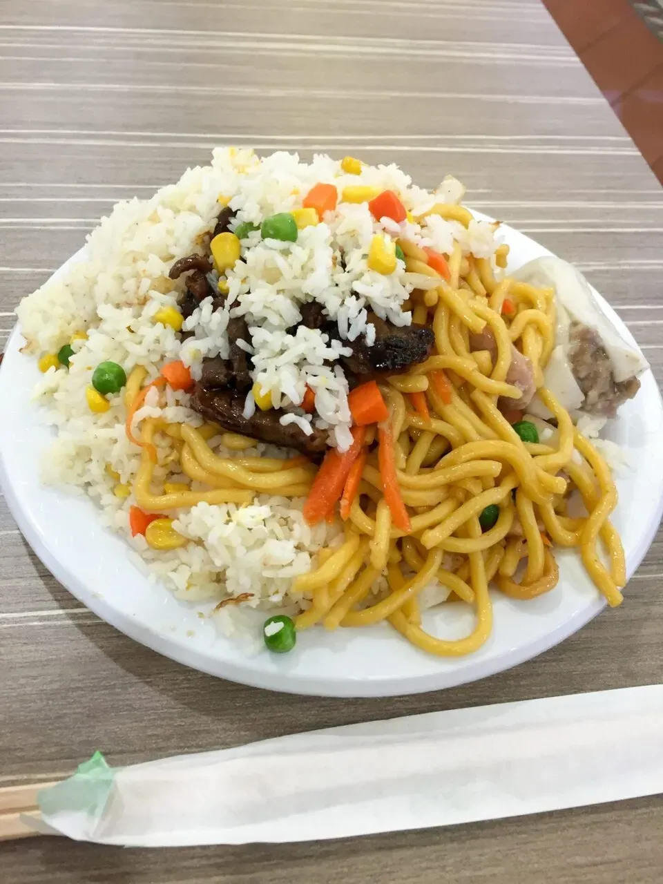 カーボローディングは近くの中華料理屋のビュッフェ。味は微妙。