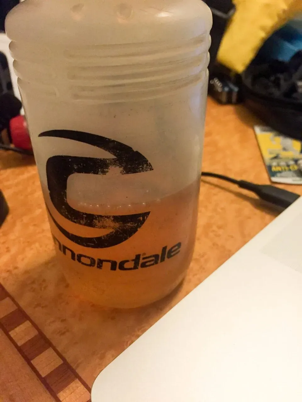 エナジージェルをボトルに入れる工程途中。10年前にアメリカで買ったボトル。