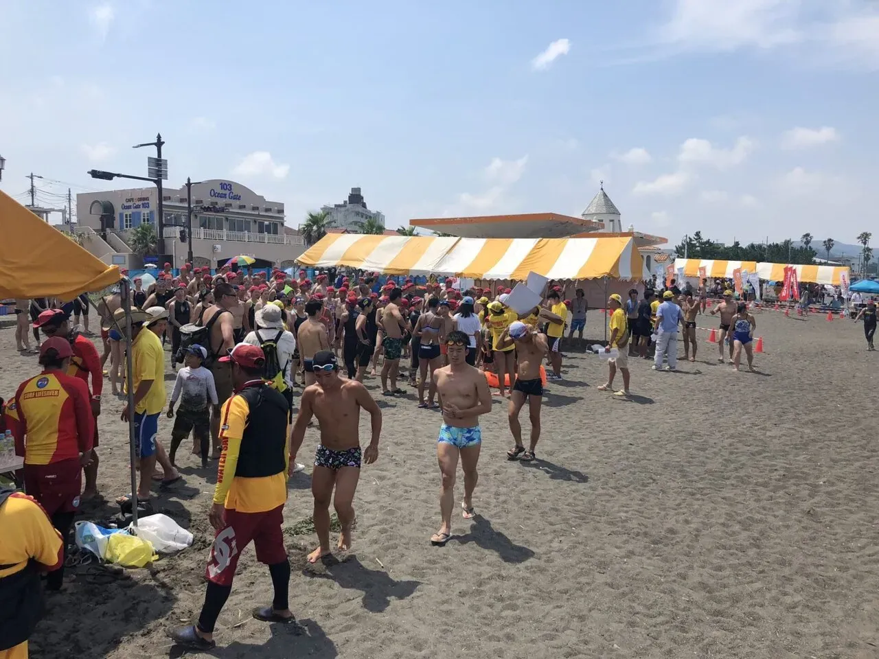 OWS大会の受付テント前に集まる参加者たち