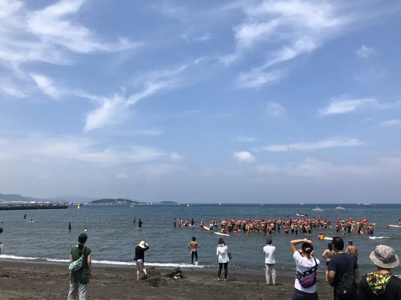 1km OWSスタートの様子、遠浅の海を歩いて沖へ向かう参加者たち