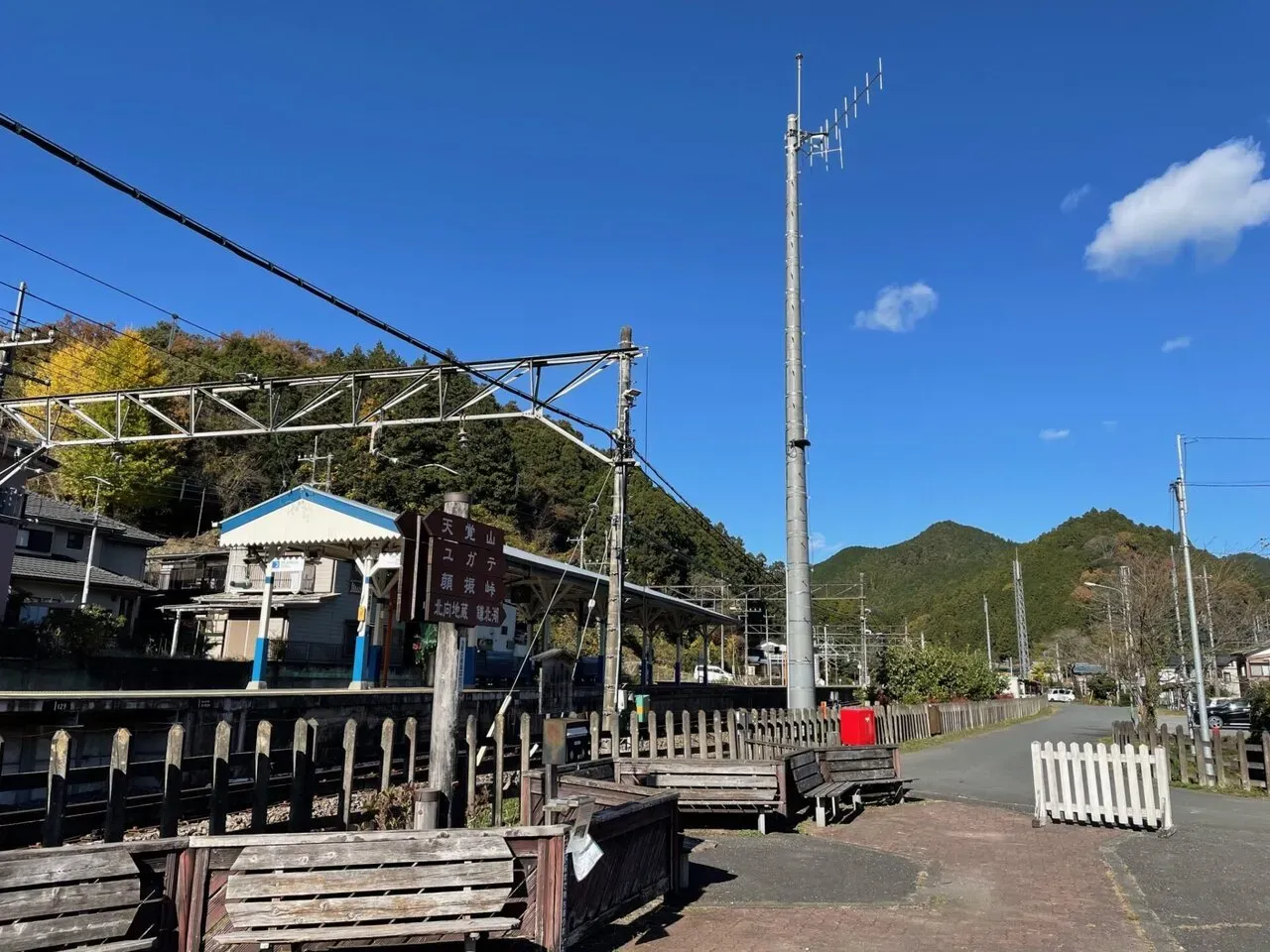 西武秩父線の駅、青空の下の山間の駅舎