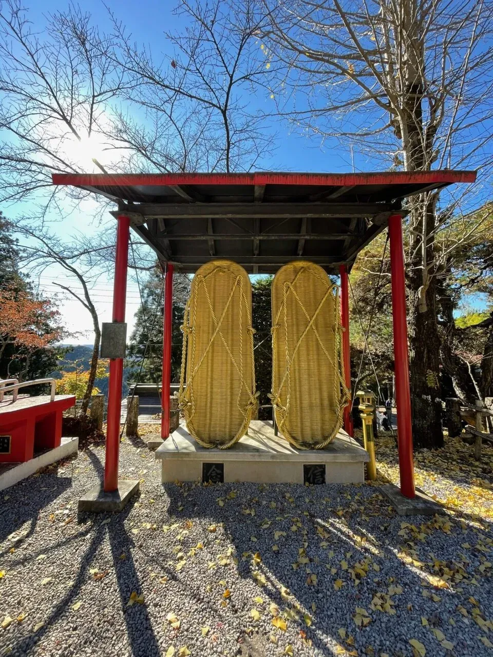 子の権現の大わらじと鉄下駄