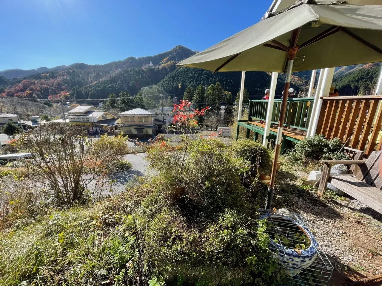 山あいの集落と秋の紅葉の風景