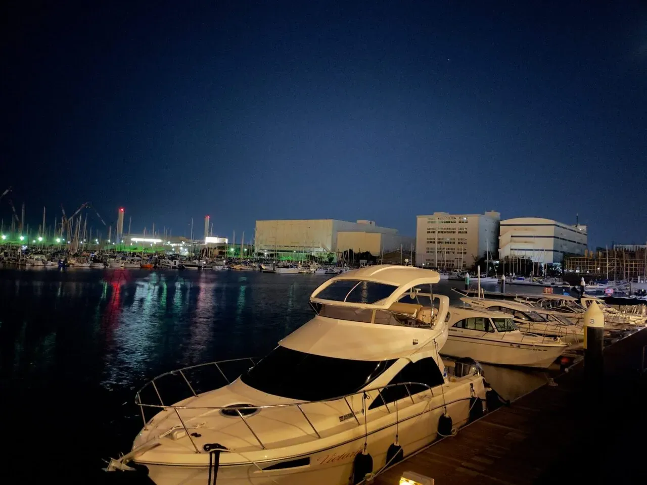 夜のマリーナに停泊するヨットやクルーザー