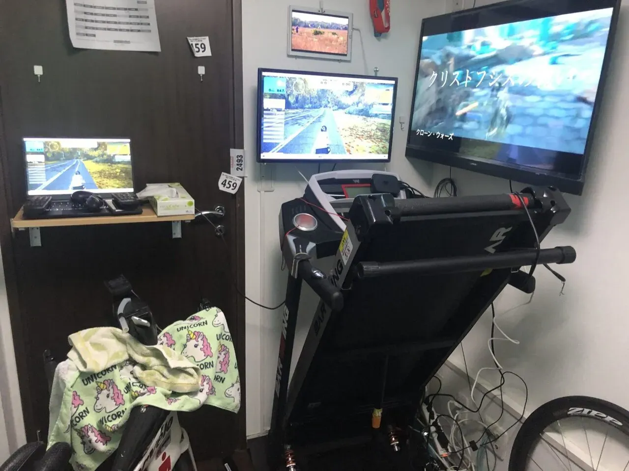 複数画面を見ながらのトレーニングは飽きることがありませんZwift, YouTube, Crome Cast, 民放テレビ ,タブレットに保存したアイアンマン系の動画を見ることが可能