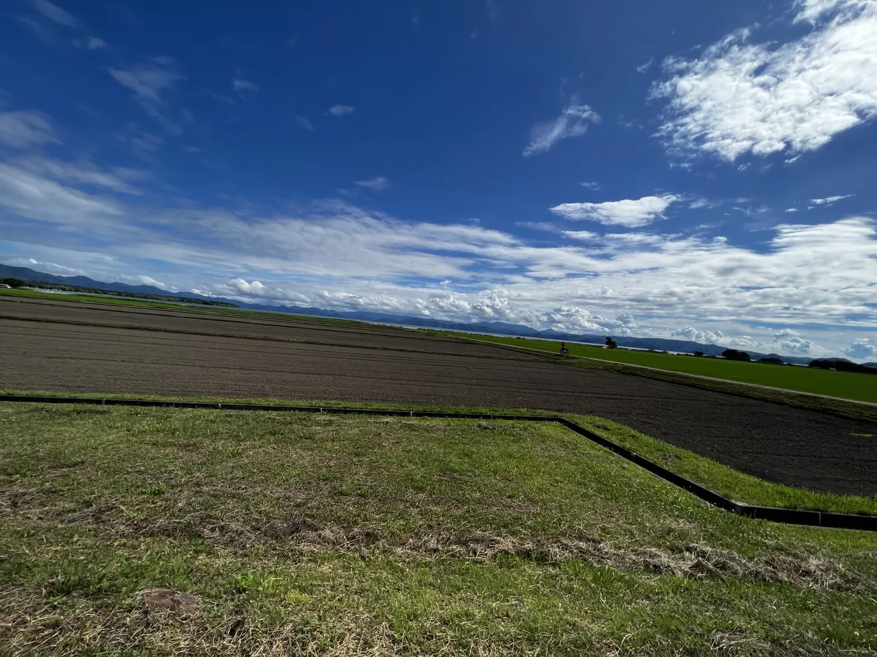 磐梯山を背に広がる田園風景と青空