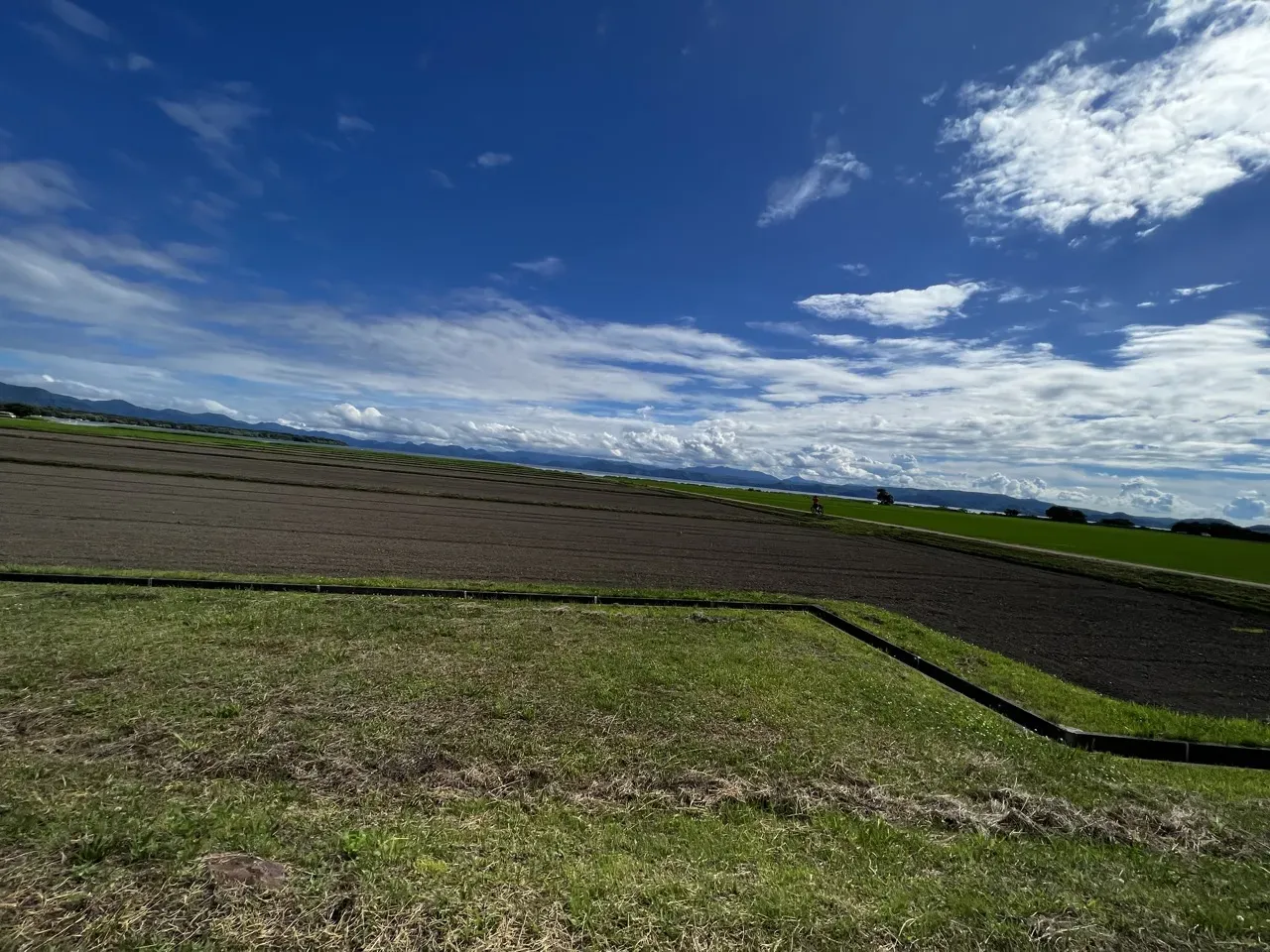 磐梯山を背に広がる田園風景と青空