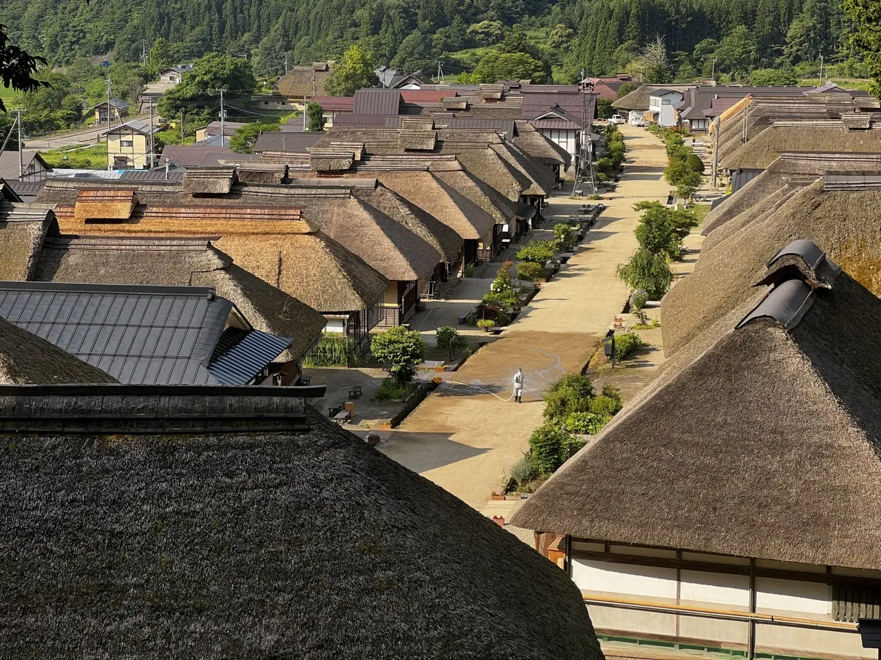展望台から見下ろす茅葺き屋根の宿場町