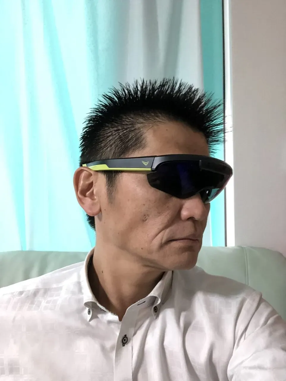 斜め横：普通のサングラスより若干突き出ています。