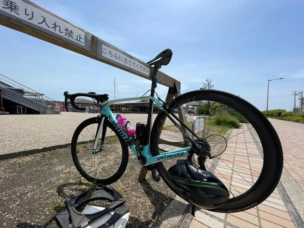 三崎港に到着。途中はコンビニに1回寄ってinゼリー（またはIN ゼリー）を買っただけでした。朝食は取ってなかったので川崎の先でエネルギー不足。市街地なので補給食の持参は無し。そして、クイックリリースにヘルメットをかけておくとぶらぶらしないで良い感じになることを発見しました。