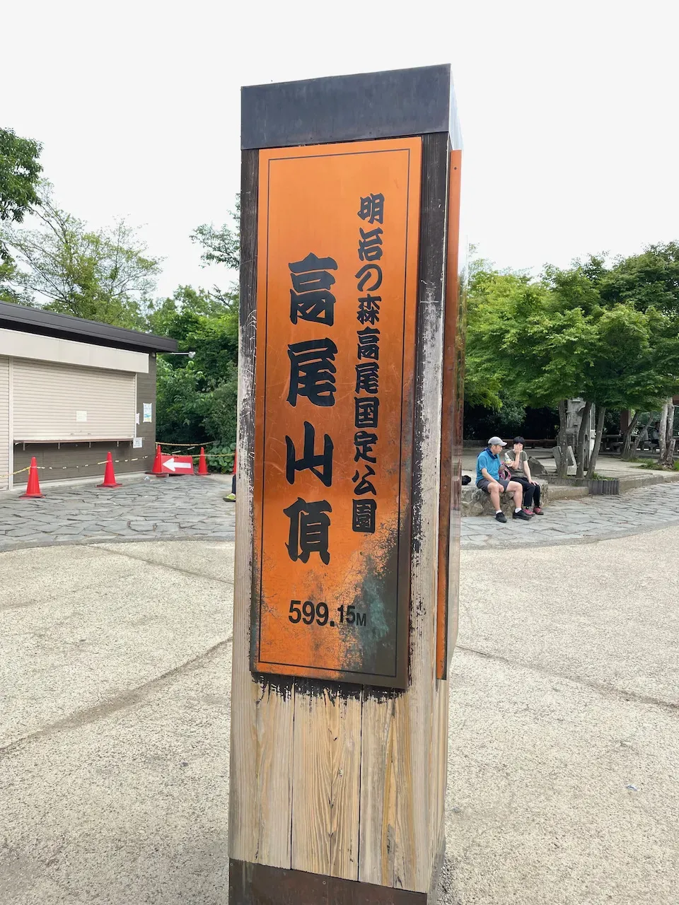 AM7時に高尾山にいる人って何者なんだろう。。。後ろの人とか、どういう関係なのか気になる。