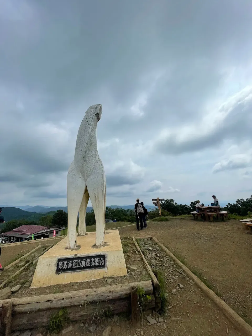 お久しぶり。このオブジェの上半分ってどういう意図なんだろうか。高尾山から陣馬山までのタイムは1時間45分ぐらい。Stravaのセグメントで確認しようと思ってたから計測していなかったけれど、途中道を間違えたり遠回りしたりしてたからセグメントが認識されなかった様子。悲しい。