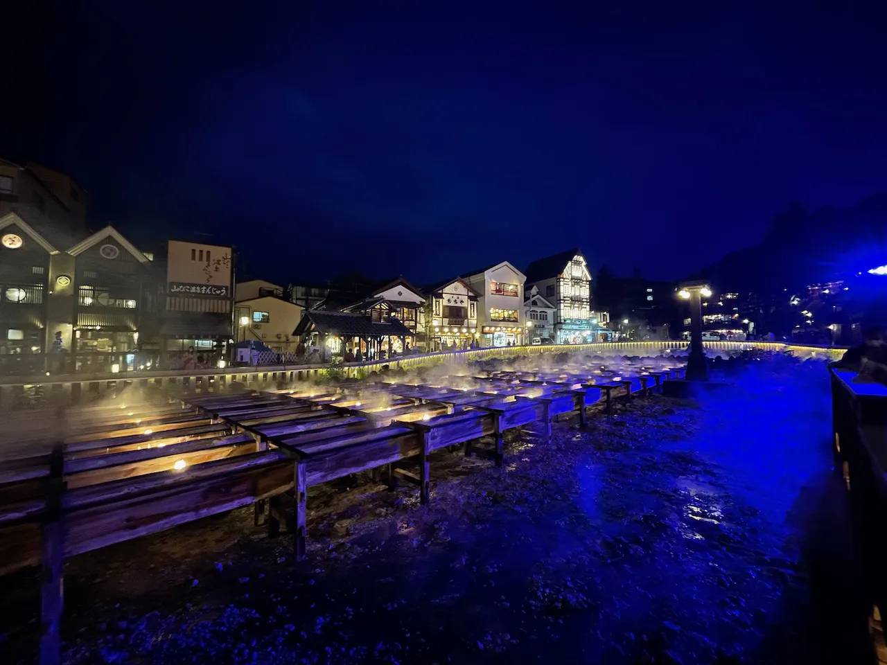 湯畑ライトアップ、幻想的な夜景
