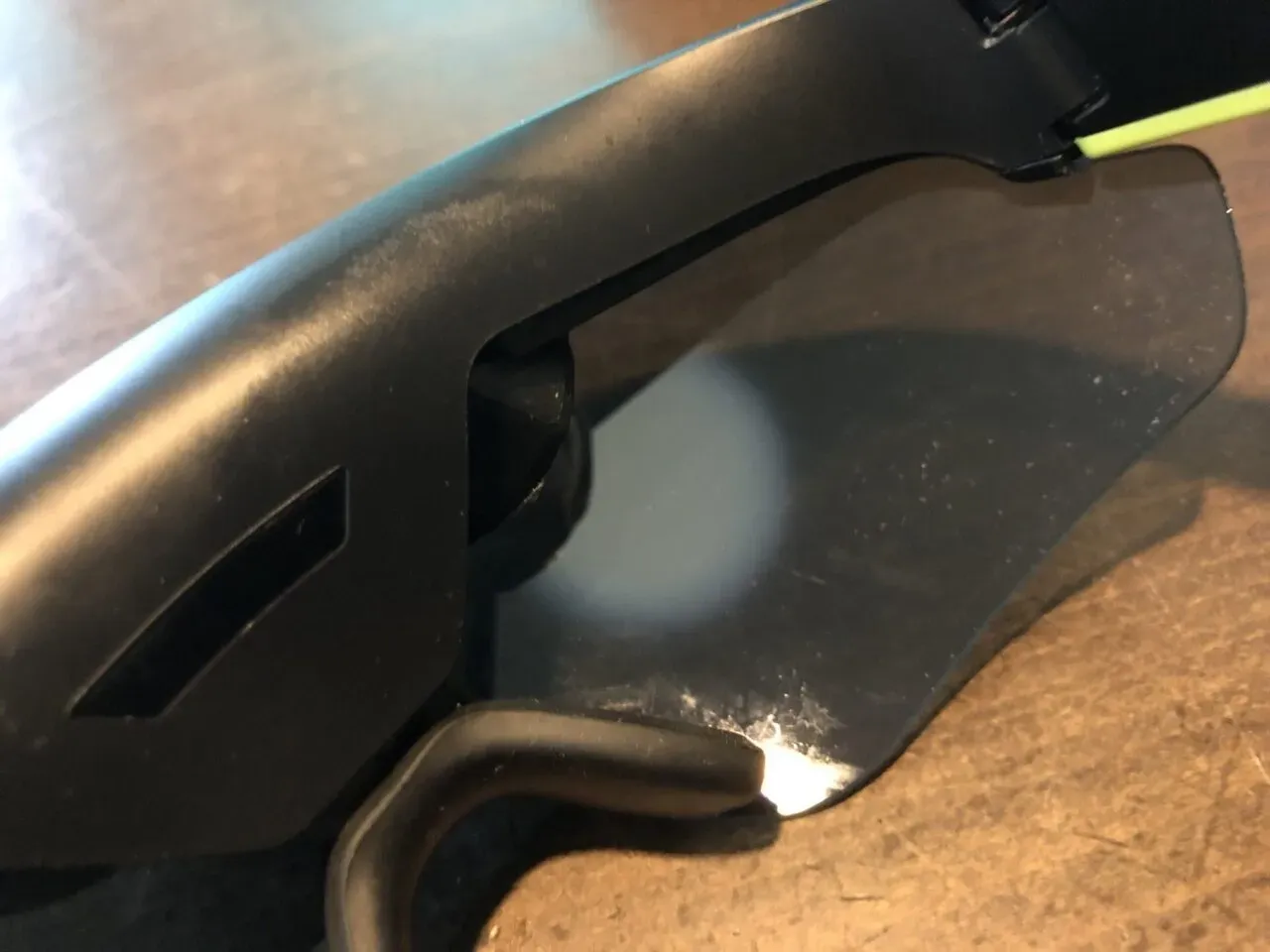 仕組：この白い円の中に映像が映し出されます。表示位置はスマホアプリで移動・設定可能