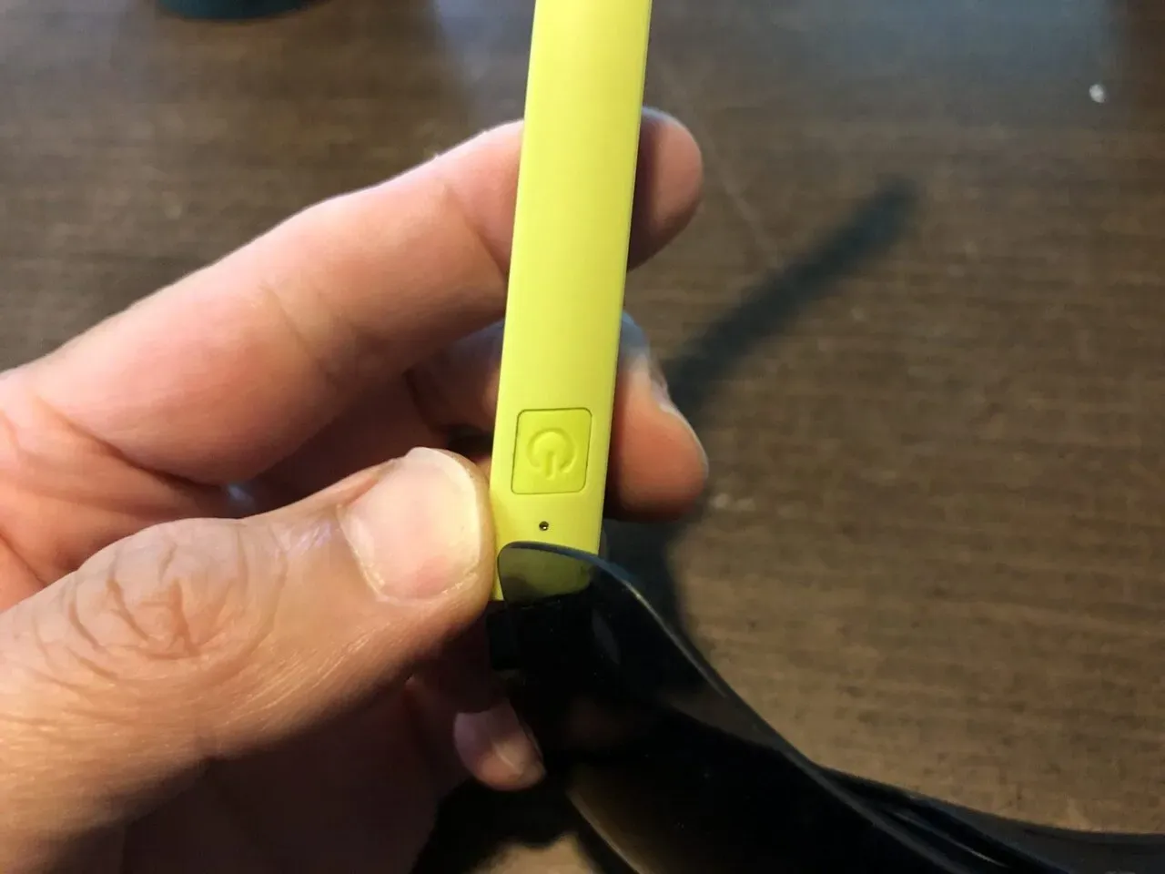 電源ボタンは左フレーム付け根の裏側にあります。