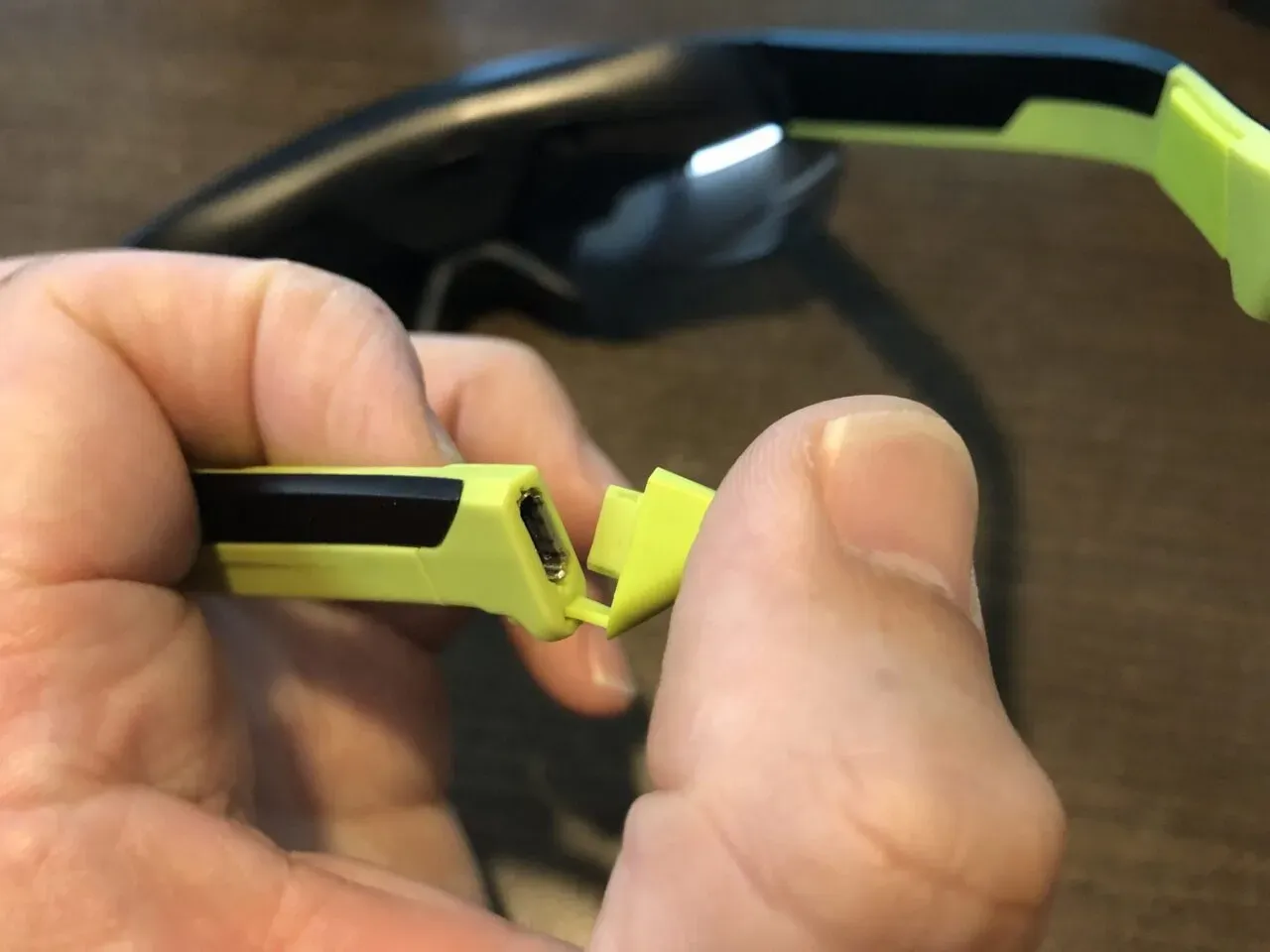 USB充電：サングラスフレームの先端にUSB充電ポートがあります。バッテリーがなくなったら、長めのUSBケーブルとバイクジャージー後ろポケットに忍ばせたポータブルバッテリーをつないでロングライドをしのげそうです。