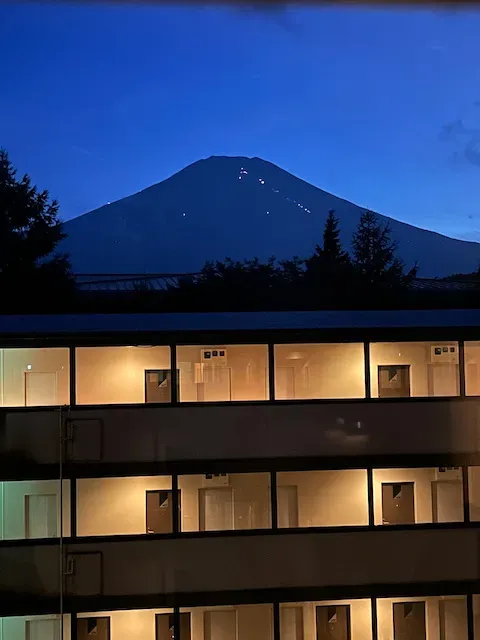 山小屋の明かりと登山者のヘッドライトの明かり