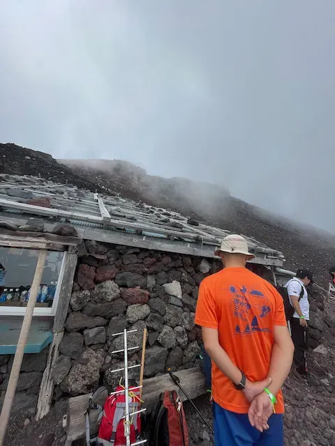 もうすぐ山頂。富士山頂からだとめっちゃ電波が飛びそう
