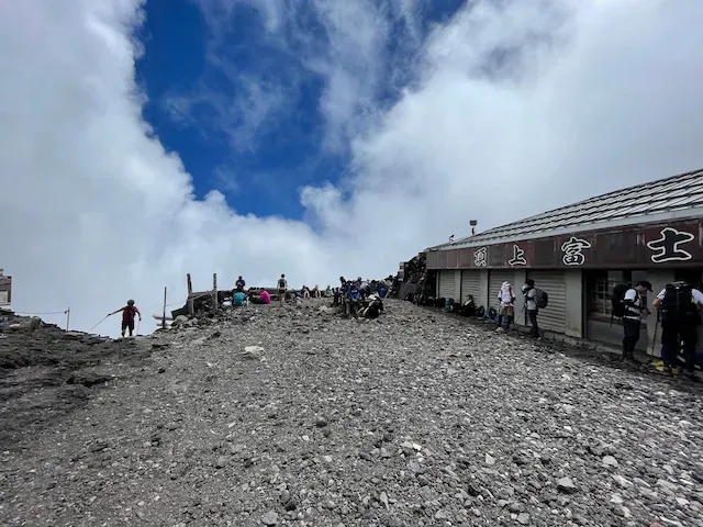 本当の山頂はもうちょっと先