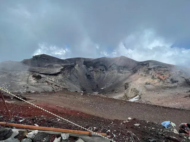 山頂からの火口