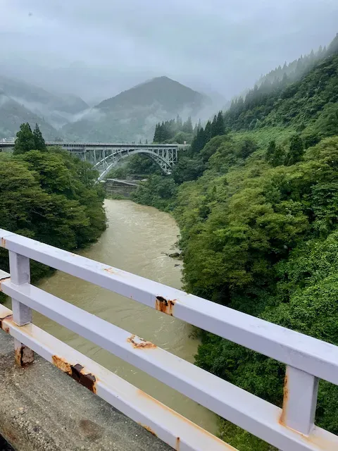 道はとてもしっかり作られているし川より上の方にあるので安全です。