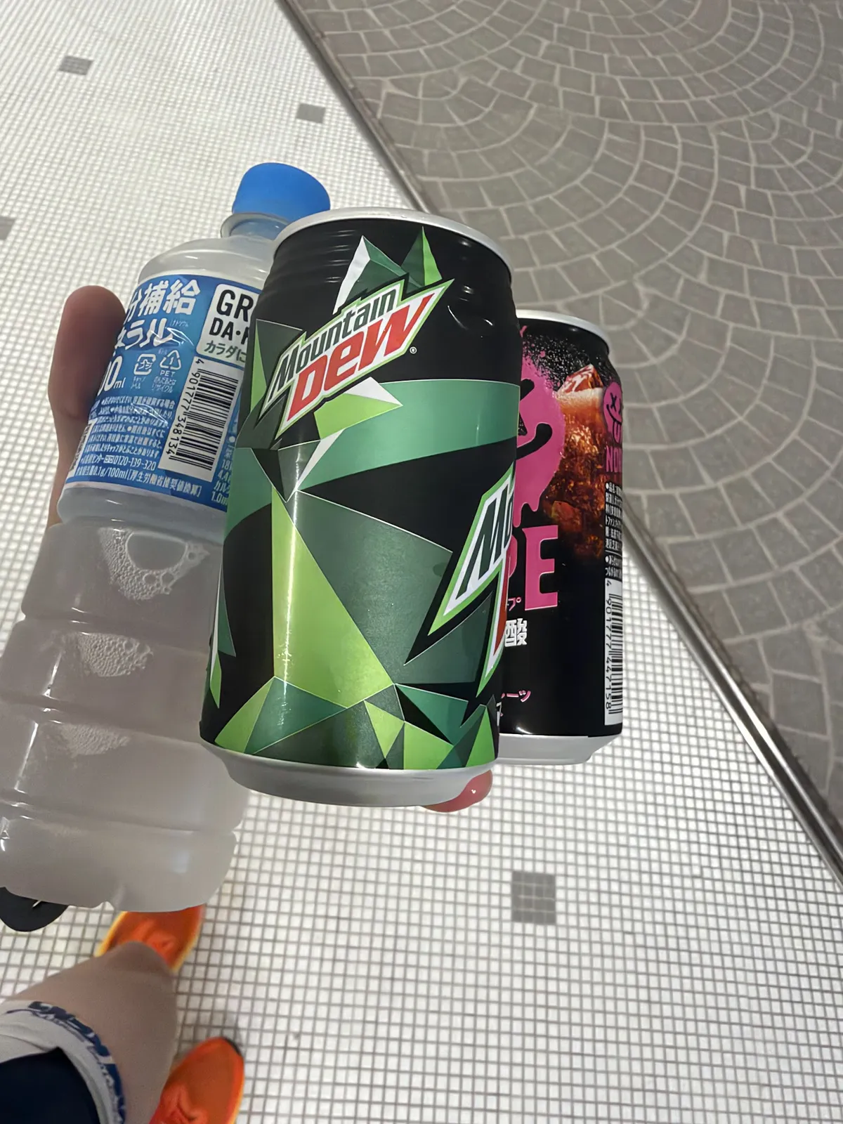 ゴール後に飲んだマウンテンデューと水のペットボトル