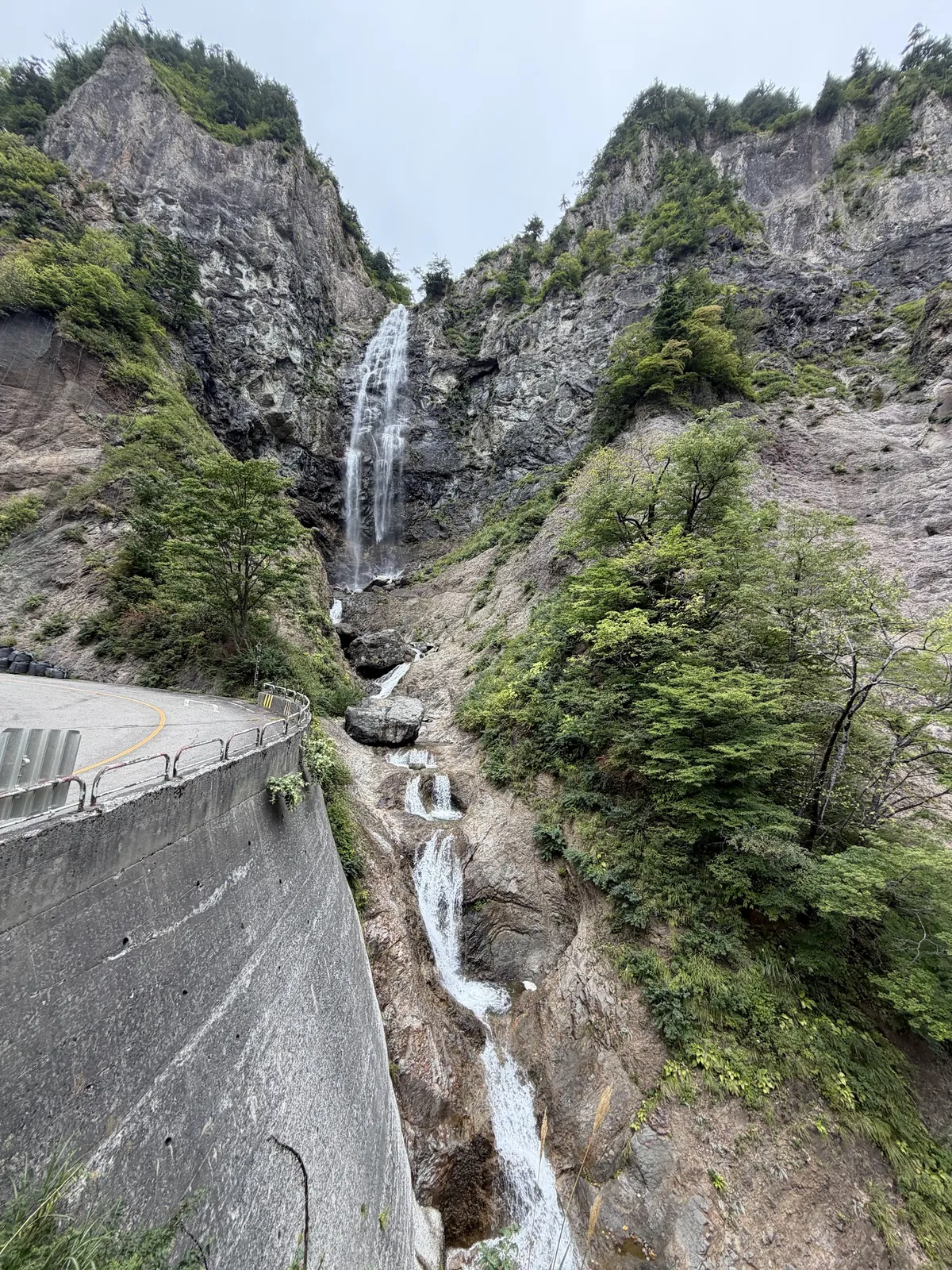 白山白川郷ホワイトロードのふくべの大滝。切り立った岩壁の間を水が流れ落ちている