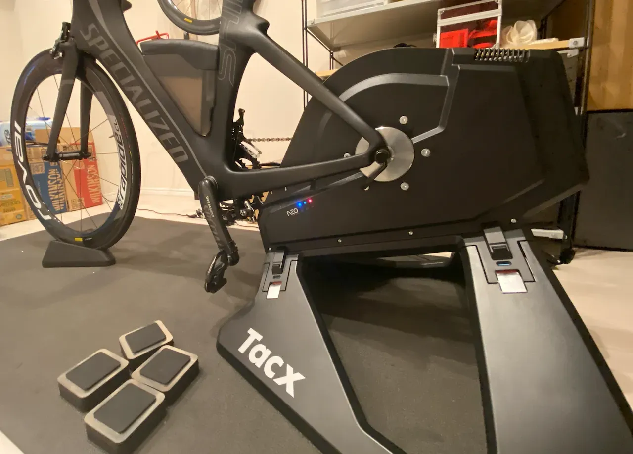 Tacx Neo SmartにSpecializedバイクをセットした室内トレーニング環境