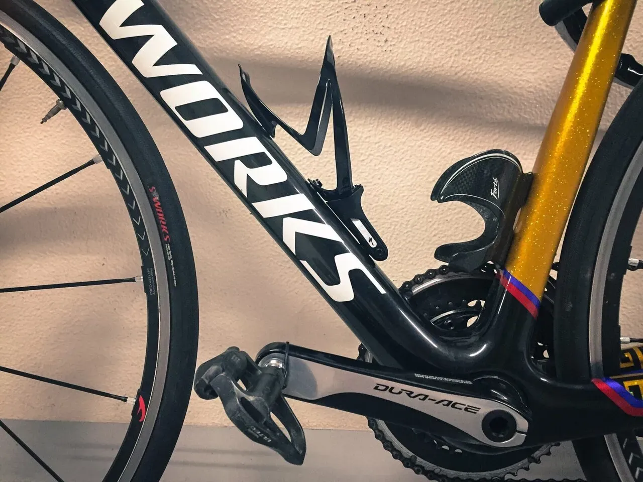 S-Works Tarmacにボトルケージと工具マウントを装着した状態