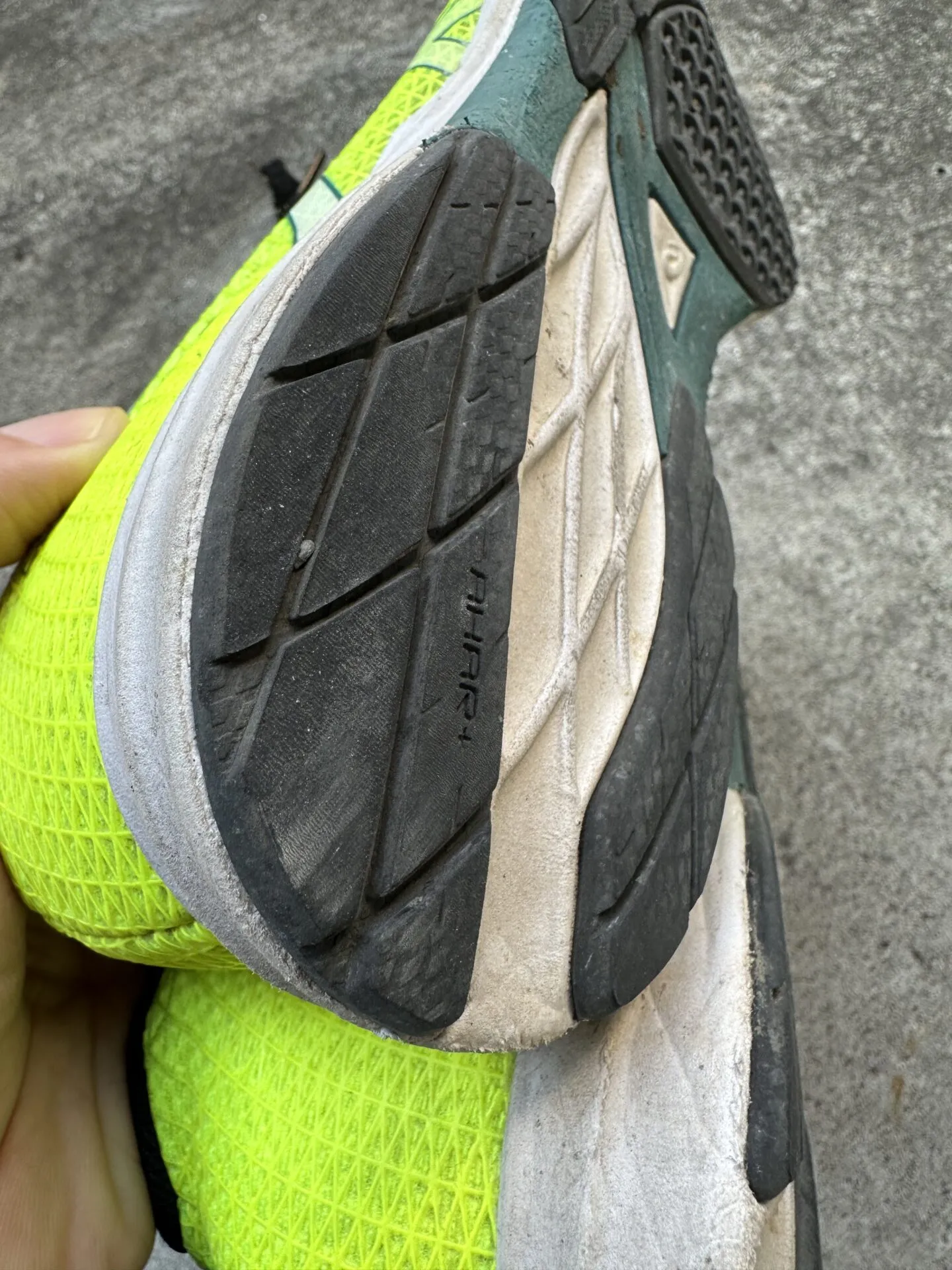 ASICS LYTERACER 4のアッパーは耐久性が低い！ - 画像6