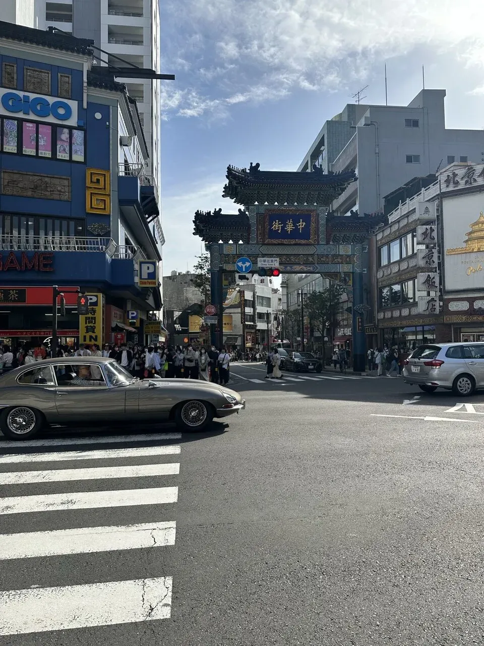 横浜中華街の門とクラシックカー
