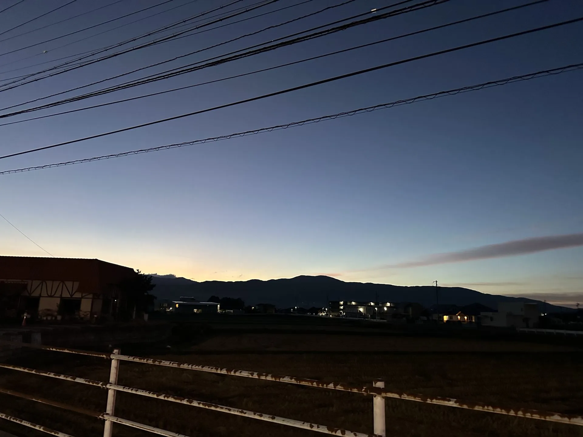 北アルプスの山々と朝焼けの空