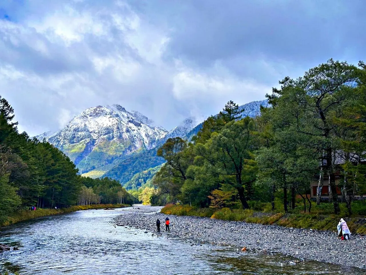 梓川と初冠雪の穂高連峰