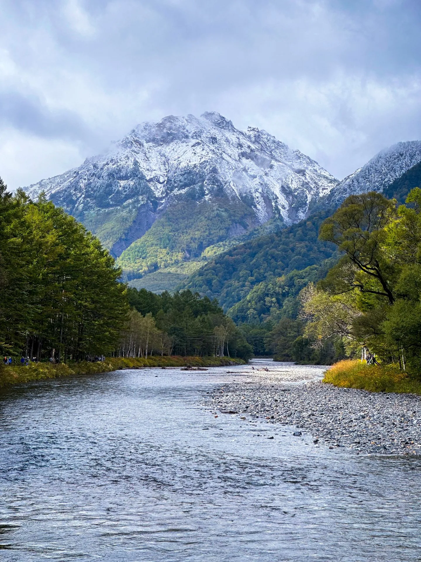 梓川の清流と雪化粧の明神岳