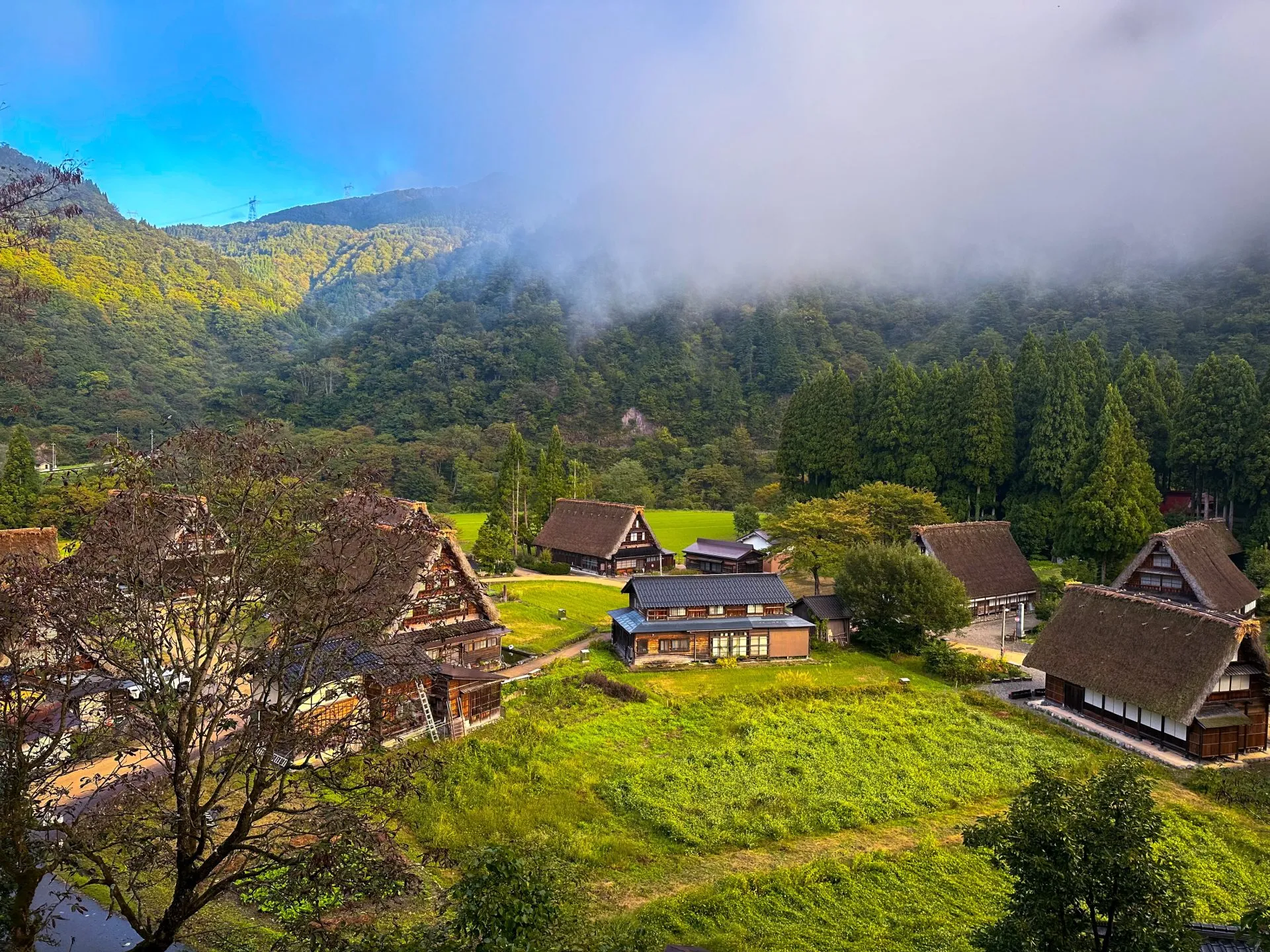 合掌造り集落、朝霧と緑の山々