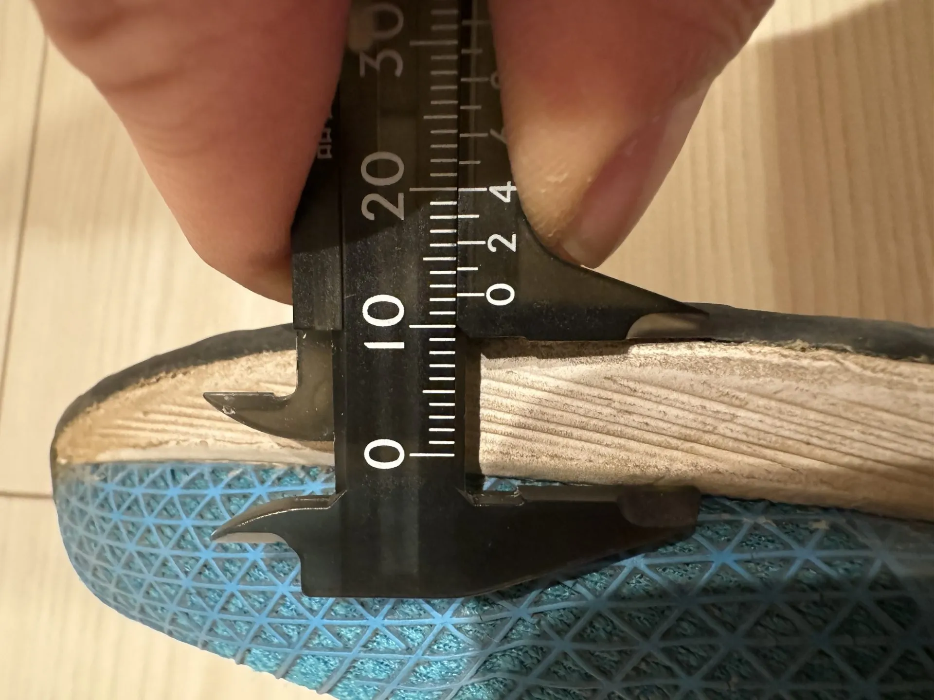 ASICS LYTERACER 4の品質にはばらつきがあるっぽい - 画像3