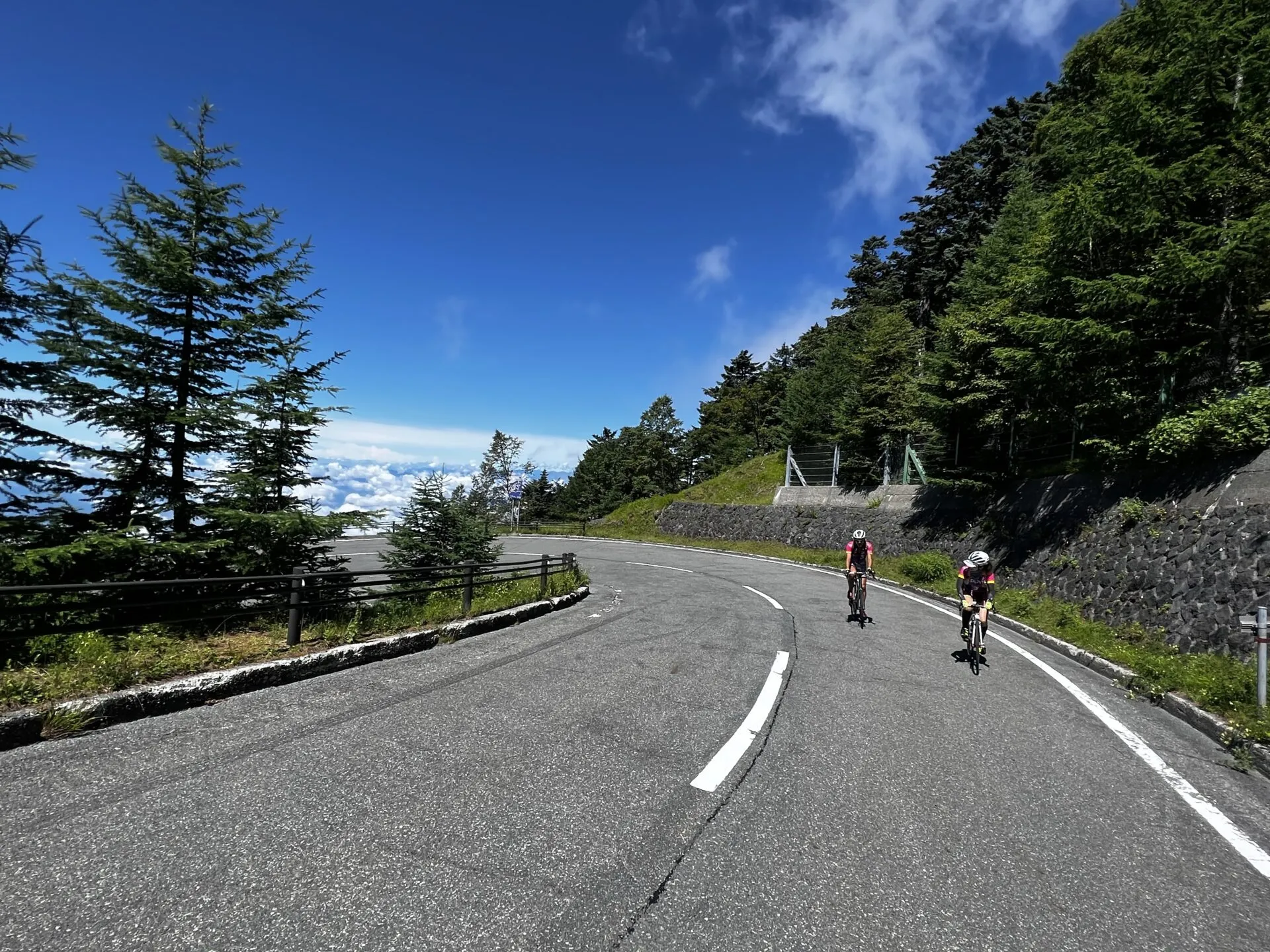 雲の上を登る2人のサイクリスト