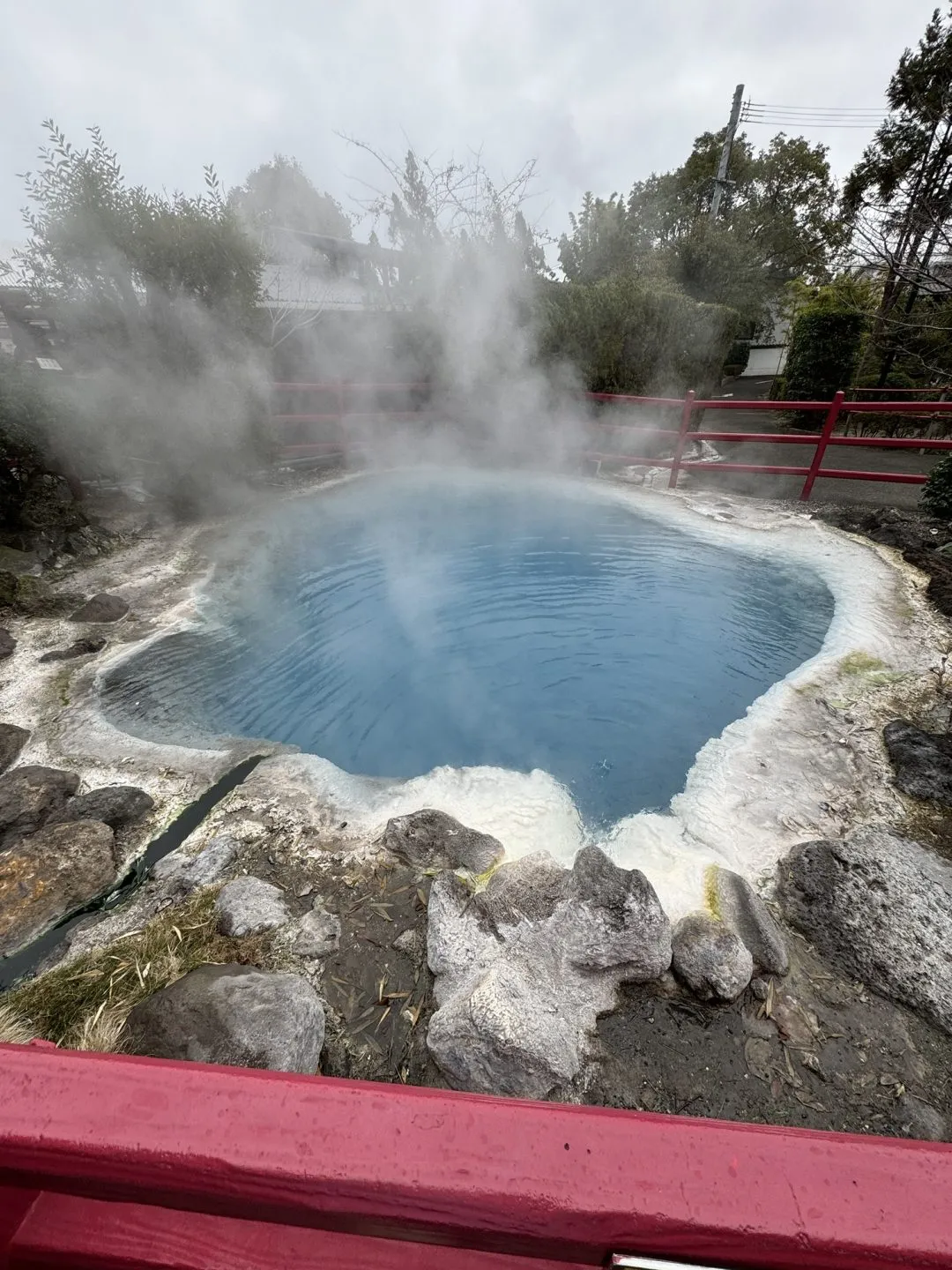 鮮やかな青い温泉から立ち上る蒸気