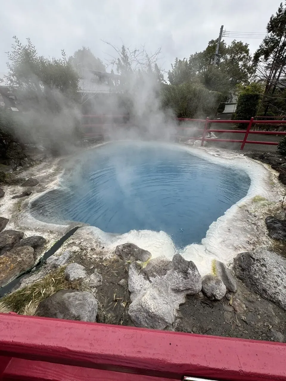 鮮やかな青い温泉から立ち上る蒸気
