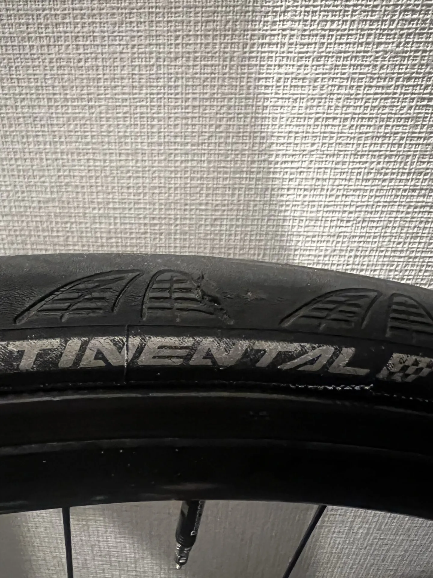 ロードバイクのタイヤに開いた穴を塞ぐ - 画像2