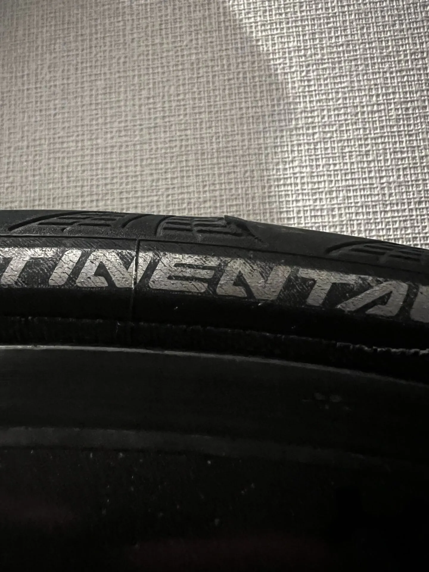 ロードバイクのタイヤに開いた穴を塞ぐ - 画像3